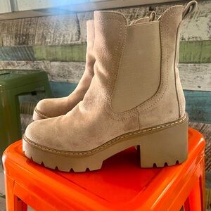 Dove Vita booties
Chunky heel.
Worn 2 times